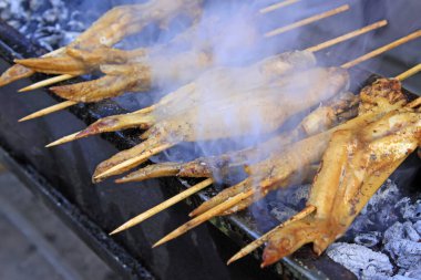 Lokantada ızgara tavuk kanadı, yakın plan fotoğraf.