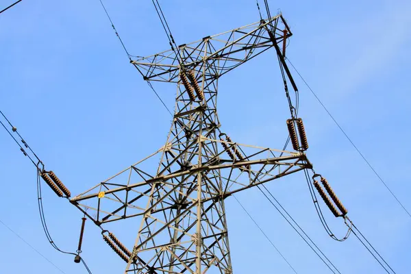 Mavi gökyüzü, çelik güç iletim tesislerinde elektrik Kulesi