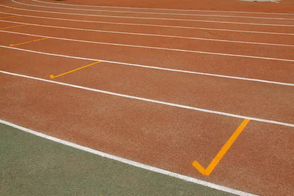 Ortaokuldaki bir spor sahasında plastik pist