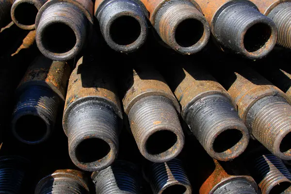 Oksitlenme paslanması petrol boru hattıyla dolu, fotoğrafa yakın.