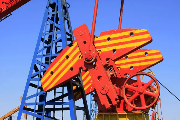 CAOFEIDIAN - 2 Mayıs 2014 tarihinde JiDong petrol sahasında dengeli ışın pompalama ünitesi, kaofeidyen, hebei bölgesi, Çin.