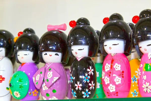 Mağaza raflarında eski kadınlar için şekillendirici bebekler 