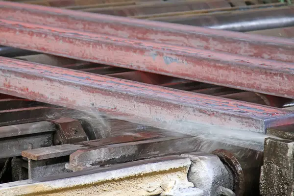 Çelik fabrikasında sıcak ingot, fotoğrafa yakın çekim.