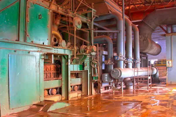 Çelik fabrikasında makineler ve ekipmanlar yaklaştı.