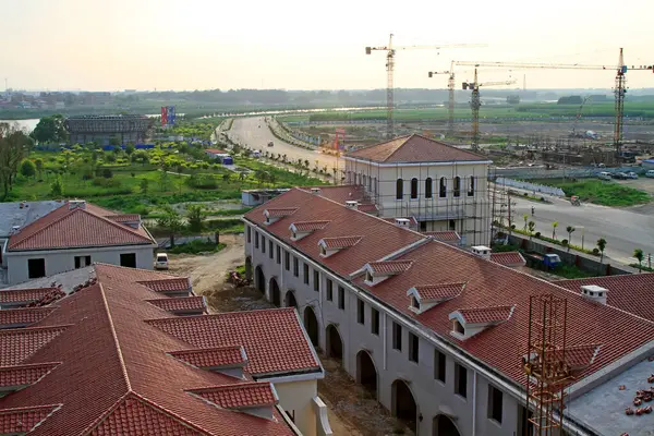 Bitmemiş binalar ve kule vinci, yakın plan fotoğraf.