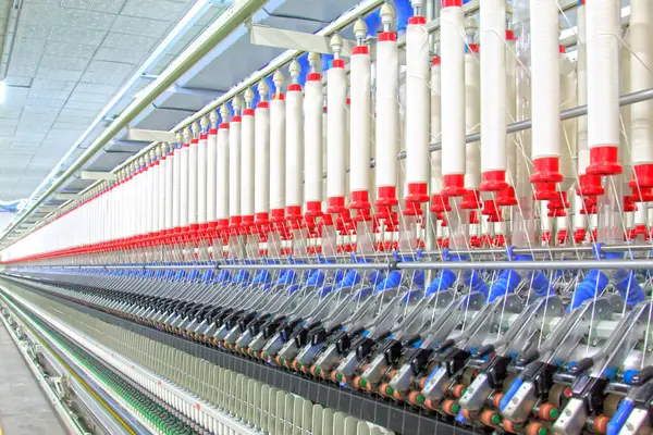 LUANNAN COUNTY - 23 Ağustos: Spinning mill makine ve ekipmanları, 23 Ağustos 2014, Luannan County, Hebei Eyaleti, Çin