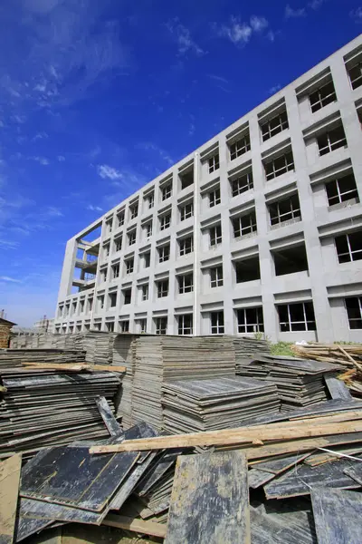 LUANNAN COUNTY - 15 Eylül 2014 'te mavi gökyüzünün altında tamamlanmamış inşaat sahası, Luannan County, Hebei Eyaleti, Çin