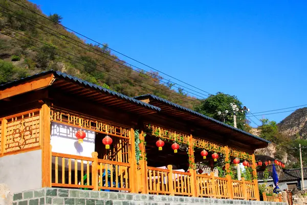 BEIJING - 5 Ekim 2014 'te CuanDiXia köyündeki ahşap saçaklar ve kırmızı fenerler, Pekin, Chin