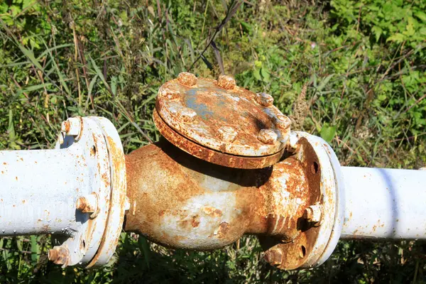 Oksitlenme paslı boru vanaları, fotoğrafa yakın çekim.