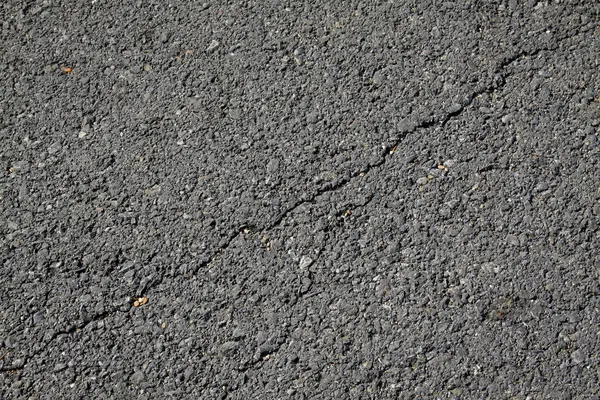 Asfalt yolda çatlak, fotoğrafa yakın çekim