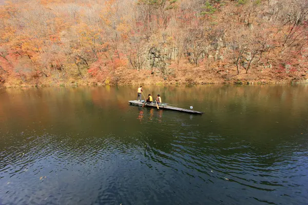 BENXI CITY- 12 Ekim: GuanMenShan manzaralı doğal manzara ve turistler, 12 Ekim 2014, Benxi City, Liaoning Eyaleti, Çin
