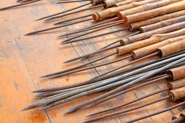 Ahşap saplı çelik yüzgeçli, fotoğraflı.