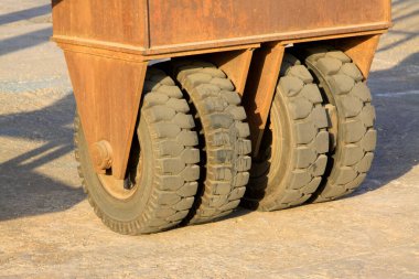 Çelik parçaları ve lastik lastikler, fotoğrafa yakın çekim.