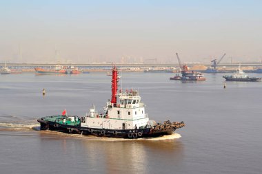 Limandaki gemiler, geniş açılı görünüm