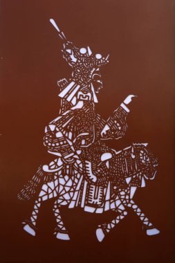 Çelik plakalara oyulmuş çizgi film figürleri.