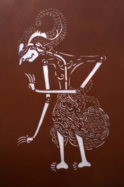 Çelik plakalara oyulmuş çizgi film figürleri.