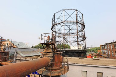 Fabrikalarda kullanılmayan ve terk edilmiş metal borular.