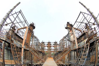 Fabrikalarda kullanılmayan ve terk edilmiş metal borular.