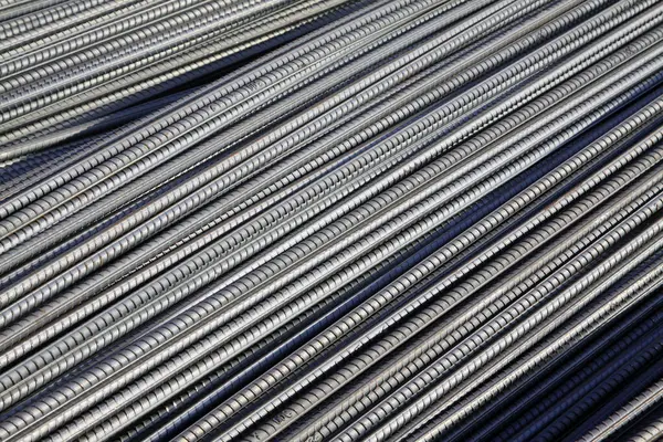 Deforme olmuş çelik çubuk üst üste yığılmış, fotoğrafa yakın.