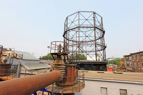 Fabrikalarda kullanılmayan ve terk edilmiş metal borular.