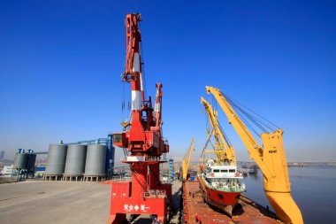 TIANJIN PORT - 23 Mart 2015 'te, Tianjin limanı, Tianjin, Çin' de büyük bir kargo gemisiyle 7..