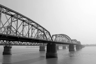 Yalu nehri yıkılmış köprü manzarası, tarihi yerler, Çin