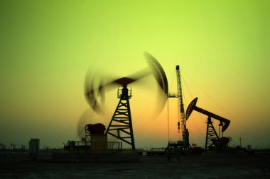Jidong petrol sahasında dengeli ışın pompalama ünitesi günbatımı manzarası, Hebei Eyaleti, Çin