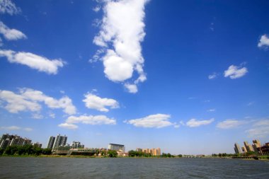 Güzel şehir manzarası, nehirler ve binalar, yakın çekim