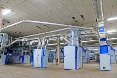 Dönen makine parçaları ve fabrikada paslanmaz çelik boru, yakın çekim