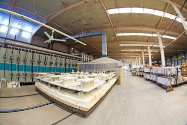 Luannan - 31 Mayıs 2015 'te seramik şirketinde Sintering atölye üretim hattı görüntüsü, Luannan County, Hebei, Çin