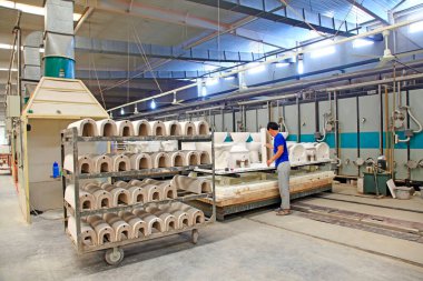 Luannan - 31 Mayıs 2015 'te, Çin' in Hebei eyaletindeki Luannan ilçesinde, sinter atölyesi üretim hattında işçiler