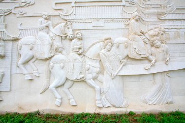 Parkta taş oymacılığı işe yarıyor.