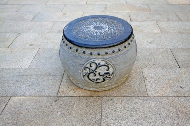 Yerde davul şeklinde taş bloklar