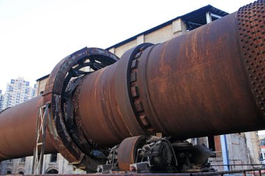 Boş çimento fabrikası fırın makineleri, fotoğrafa yakın çekim.