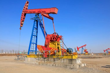 Petrol sahasında mavi gökyüzünün altında pompalama ünitesi