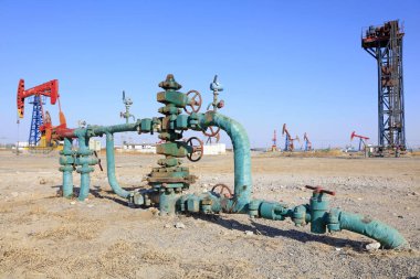 Petrol boru hattı ve pompalama ünitesi, fotoğrafa yakın çekim