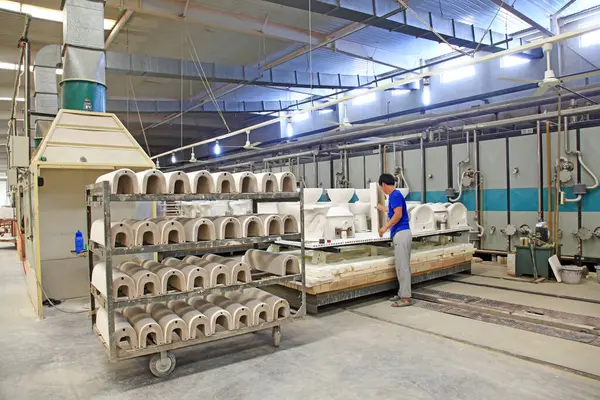 Luannan - 31 Mayıs 2015 'te, Çin' in Hebei eyaletindeki Luannan ilçesinde, sinter atölyesi üretim hattında işçiler