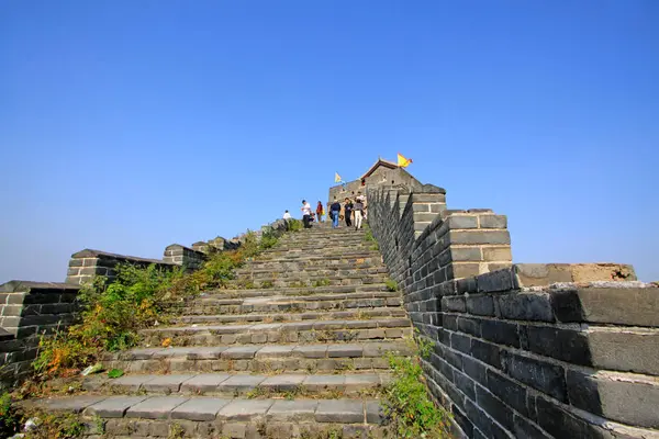 Büyük Duvar barbikalı ve turistleri