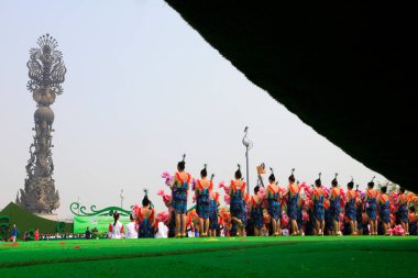 Tangshan City - 29 Nisan 2016: Kızlar parkta, Tangshan City, Hebei, Chin 'de prova yapıyordu