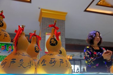Tangshan City - 2 Kasım 2016: Tangshan City, Hebei, Chin 'de su kabağı oymacılığı