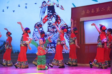 Luannan County - 23 Ocak 2017: Çocuk dans gösterisi, Luannan, Hebei, Chin