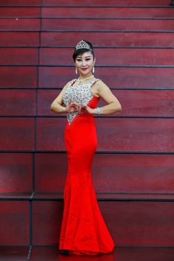 Tangshan City - 4 Şubat 2018: Çinli kadınların Cheongsam kostümleri Tangshan City, Hebei, Çin 'de bir defilede gösterildi.