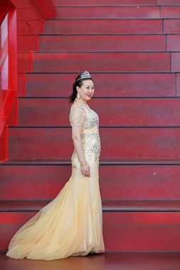 Tangshan City - 4 Şubat 2018: Çinli kadınların Cheongsam kostümleri Tangshan City, Hebei, Çin 'de bir defilede gösterildi.