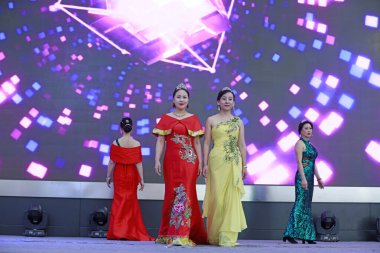 Tangshan City - 4 Şubat 2018: Çinli kadınların Cheongsam kostümleri Tangshan City, Hebei, Çin 'de bir defilede gösterildi.