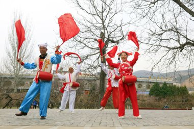 Yan 'an Şehri - 3 Nisan 2018 Ansai bel davul gösterisi, Yan' an City, Shaanxi Eyaleti, Çin