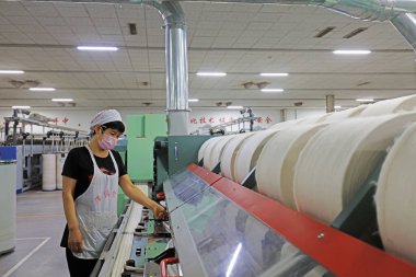 Luannan County - 17 Aralık 2018: Çin 'in Hebei Eyaleti' ndeki Luannan County 'de dönen değirmende çalışan işçiler