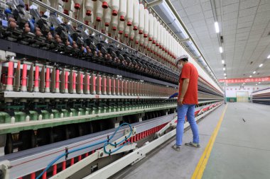 Luannan County - 17 Aralık 2018: Çin 'in Hebei Eyaleti' ndeki Luannan County 'de dönen değirmende çalışan işçiler