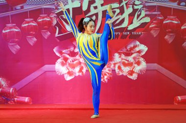 Tangshan City - 10 Şubat 2019: Tangshan City, Hebei Eyaleti, Çin 'deki partide jimnastik yapan kız