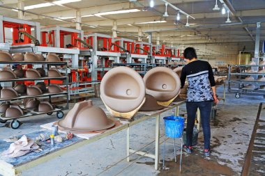 LUANNAN COUNTY - 5 Ocak 2014, Luannan Eyaleti, Hebei Eyaleti, Çin 'deki ZhongTong Seramik Şirketi' nde seramik yarı bitmiş ürünleri bir depoda taşımakla meşgul işçiler
