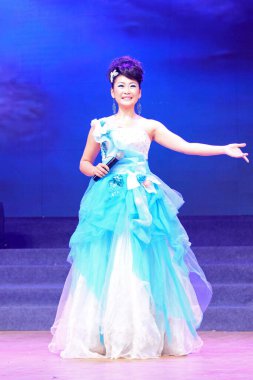 TANGSHAN - 26 Ocak 2014 'te sahnedeki şarkı performansı, tangshan, Çin